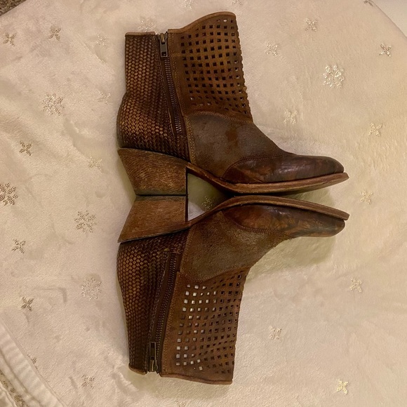 Corral Ankle Boot - Picture 2 of 10